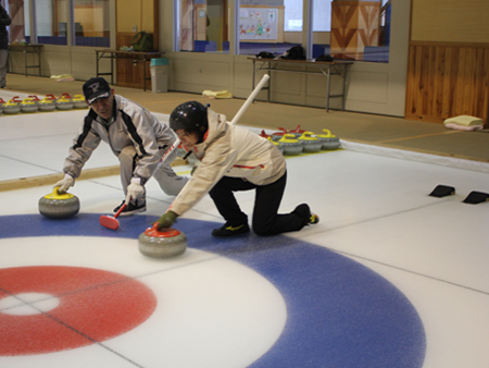 With an instructor! Empty-handed curling experience 