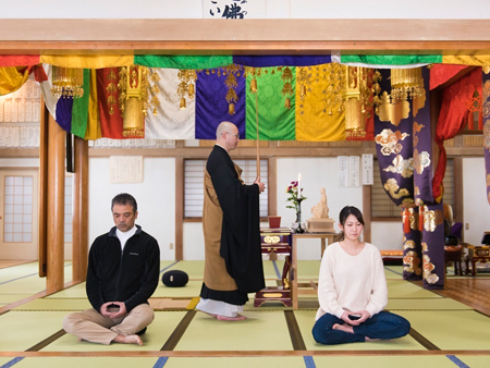Experience Japanese culture! Zazen (Zen sitting meditation) & sake tasting experience